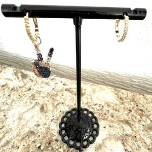 🌟 SALE $13 🌟 Crystal Rhinestone Asymmetrical Peace Love & Happiness Hand Sign